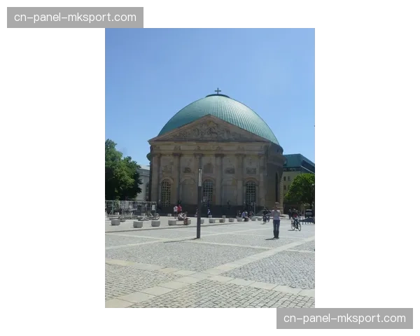 艺术展览:柏林艺术家以欧冠奖杯为灵感创作雕塑,于市政厅前展出 艺术展览:柏林艺术家以欧冠奖杯为灵感创作雕塑,于市政厅前展出