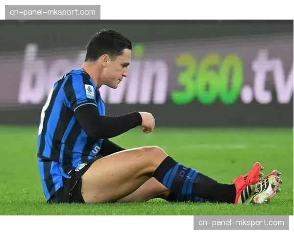 里昂主力前锋拉卡泽特腿筋轻微拉伤，预计缺席两周