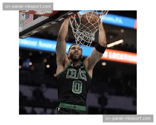 瞬间:塔图姆完成追身封盖后,凯尔特人主场瞬间提速反击得分 瞬间:塔图姆完成追身封盖后,凯尔特人主场瞬间提速反击得分